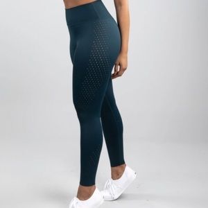 Teal Buffbunny Vibe leggings . 7/8 length.